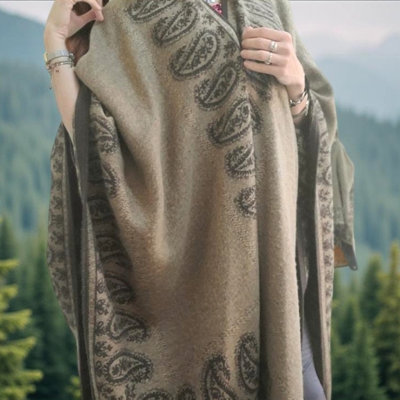 Shawl poncho - Picture 4 of 4